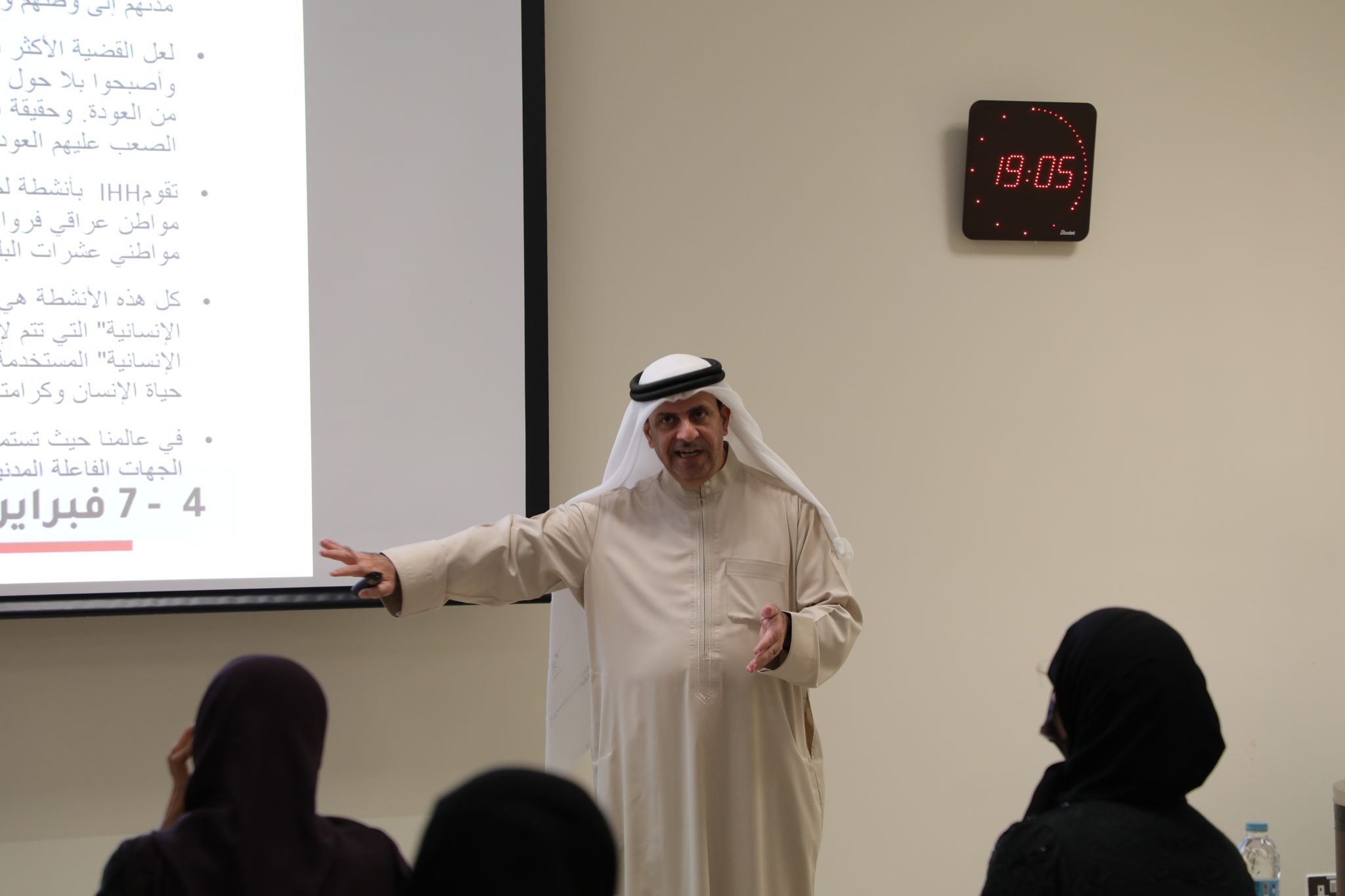 إختتمت الأكاديمية الدبلوماسية ومركز خدمة المجتمع والتعليم المستمر بجامعة قطر البرنامج التدريبي الدولي( الدبلوماسية الإنسانية )