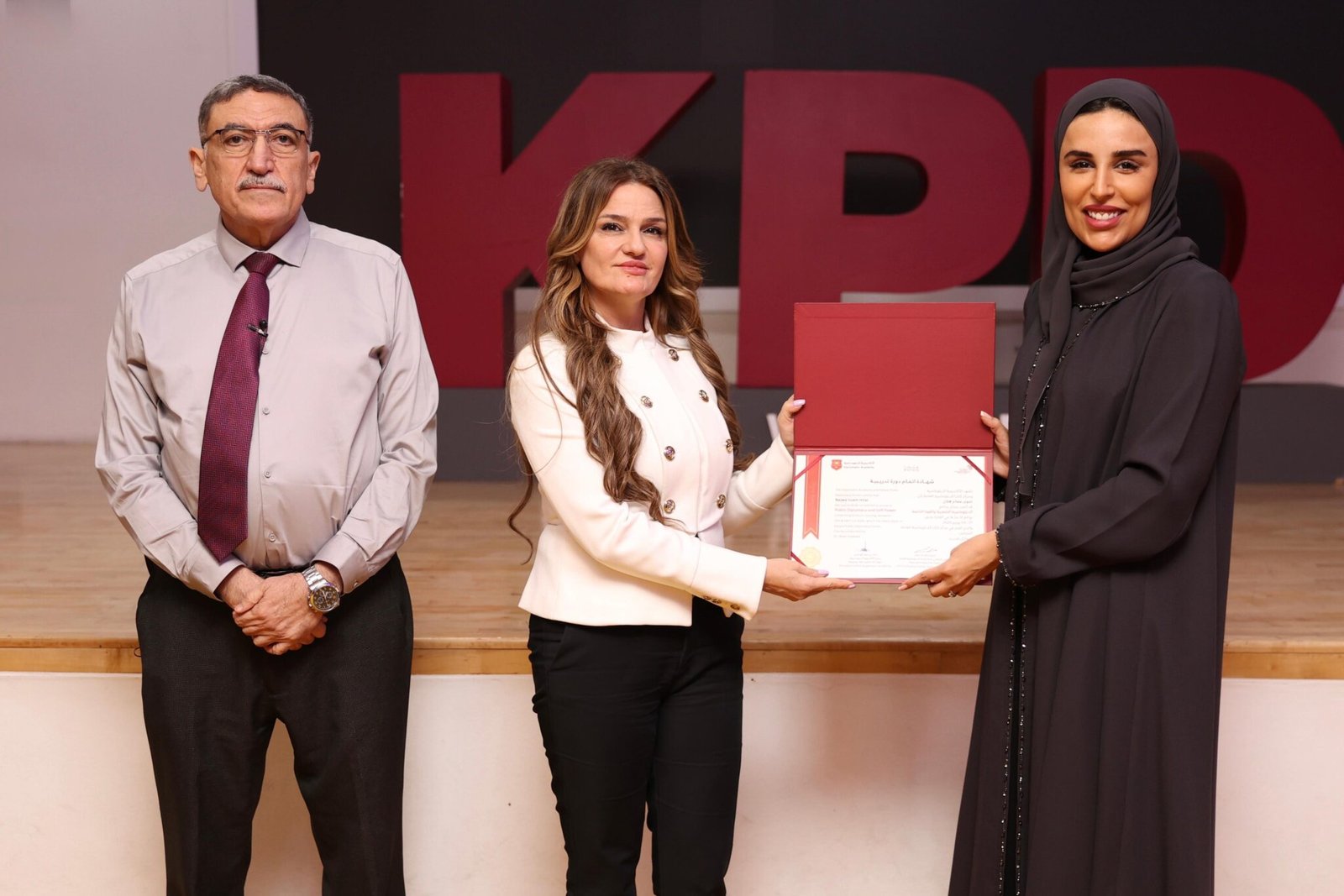 اختتمت الأكاديمية الدبلوماسية، بالتعاون مع مركز كتارا للدبلوماسية العامة، بنجاح، دورة “الدبلوماسية الشعبية والقوة الناعمة” التي استمرت لمدة ثلاثة أيام خلال الفترة من 1 إلى 3 يونيو 2025