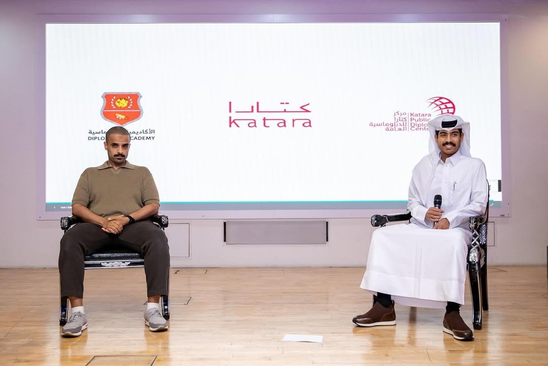 اختتمت الأكاديمية الدبلوماسية بالتعاون مع مركز كتارا للدبلوماسية العامة البرنامج التدريبي أساسيات فن الإلقاء والمواجهة الجماهيرية (متقدمة)، والذي امتد على مدار ثلاثة أيام من 21 إلى 23 سبتمبر 2025