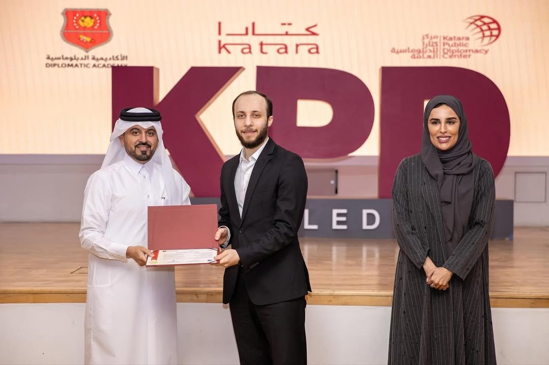 اختتمت الأكاديمية الدبلوماسية بالتعاون مع مركز كتارا للدبلوماسية العامة البرنامج التدريبي أساسيات فن الإلقاء والمواجهة الجماهيرية (متقدمة)، والذي امتد على مدار ثلاثة أيام من 21 إلى 23 سبتمبر 2025
