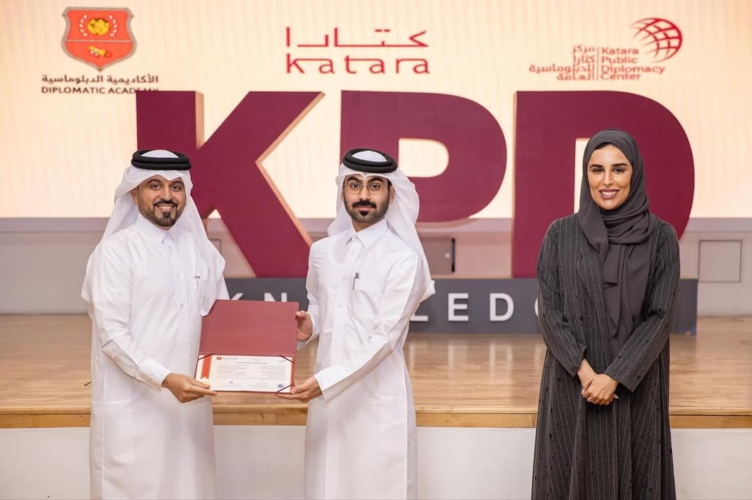 اختتمت الأكاديمية الدبلوماسية بالتعاون مع مركز كتارا للدبلوماسية العامة البرنامج التدريبي أساسيات فن الإلقاء والمواجهة الجماهيرية (متقدمة)، والذي امتد على مدار ثلاثة أيام من 21 إلى 23 سبتمبر 2025