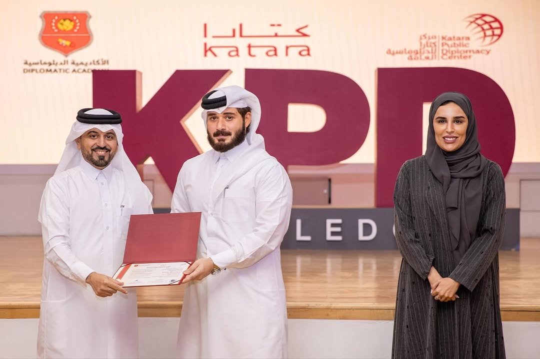 اختتمت الأكاديمية الدبلوماسية بالتعاون مع مركز كتارا للدبلوماسية العامة البرنامج التدريبي أساسيات فن الإلقاء والمواجهة الجماهيرية (متقدمة)، والذي امتد على مدار ثلاثة أيام من 21 إلى 23 سبتمبر 2025