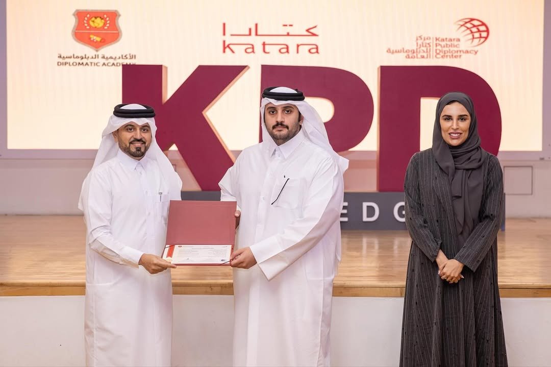 اختتمت الأكاديمية الدبلوماسية بالتعاون مع مركز كتارا للدبلوماسية العامة البرنامج التدريبي أساسيات فن الإلقاء والمواجهة الجماهيرية (متقدمة)، والذي امتد على مدار ثلاثة أيام من 21 إلى 23 سبتمبر 2025