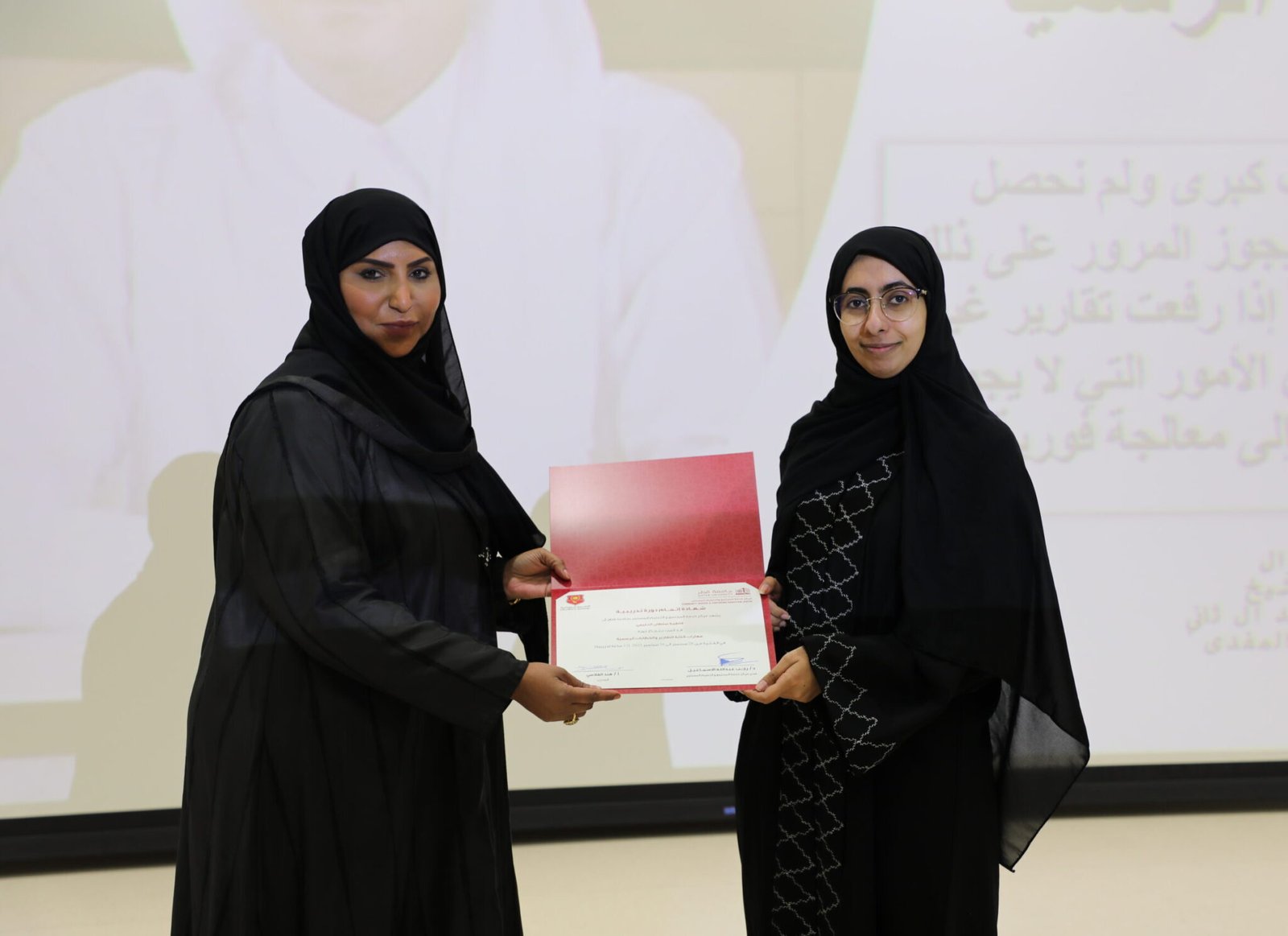 الأكاديمية الدبلوماسية تختتم برنامج "مهارات كتابة التقارير والخطابات الرسمية" بالتعاون مع جامعة قطر