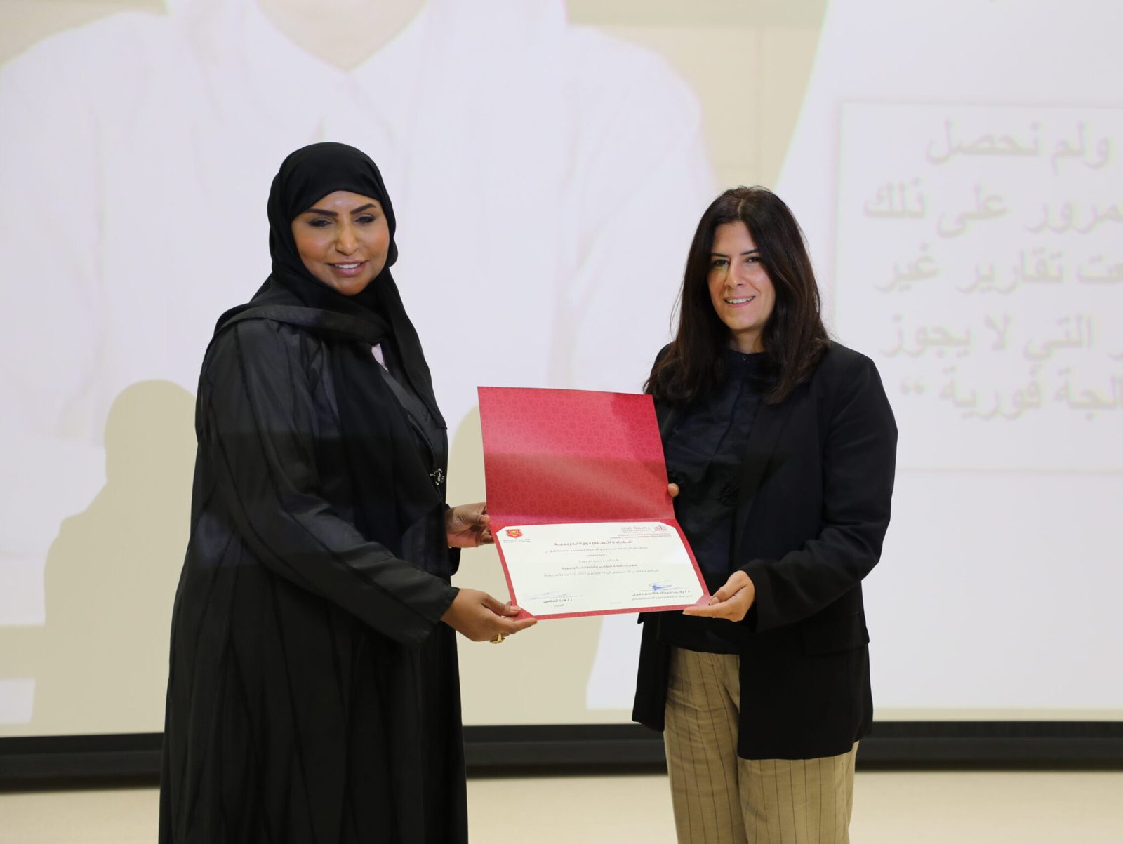 الأكاديمية الدبلوماسية تختتم برنامج "مهارات كتابة التقارير والخطابات الرسمية" بالتعاون مع جامعة قطر