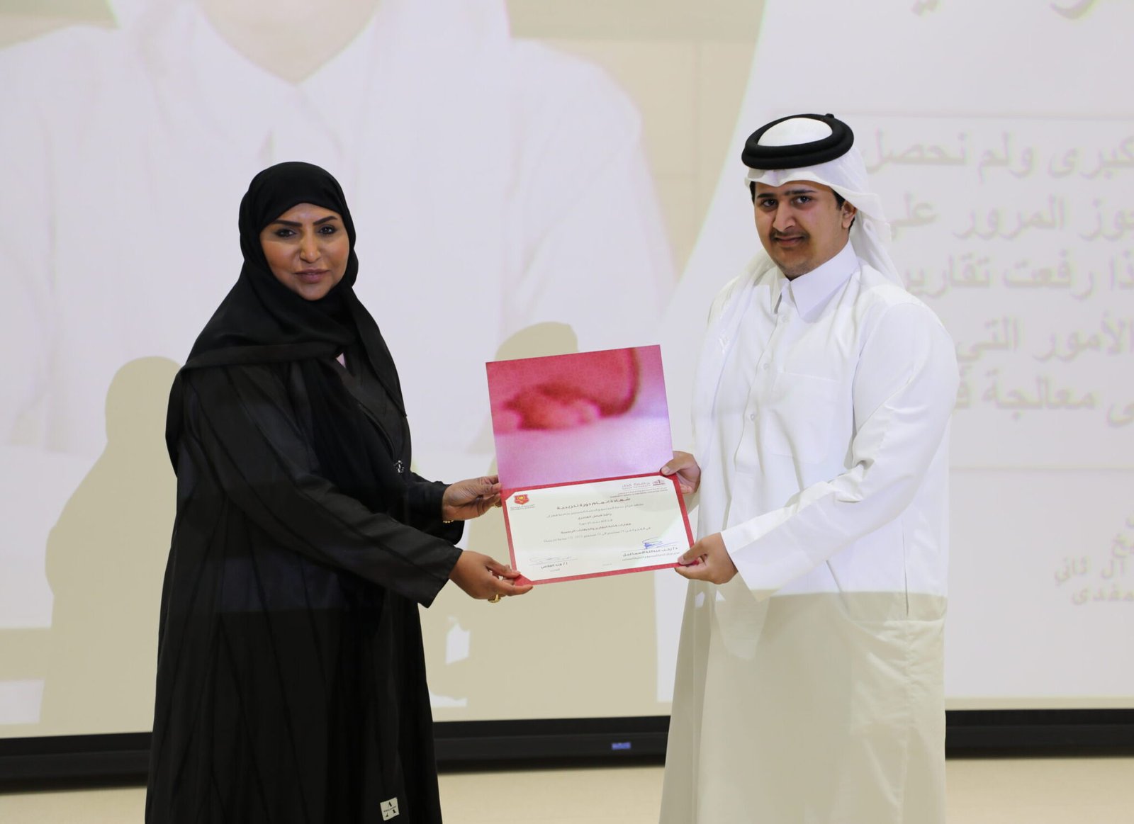 الأكاديمية الدبلوماسية تختتم برنامج "مهارات كتابة التقارير والخطابات الرسمية" بالتعاون مع جامعة قطر