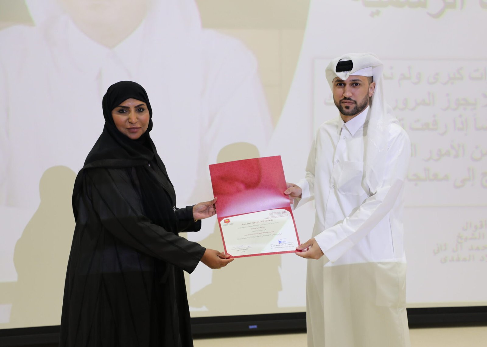 الأكاديمية الدبلوماسية تختتم برنامج "مهارات كتابة التقارير والخطابات الرسمية" بالتعاون مع جامعة قطر
