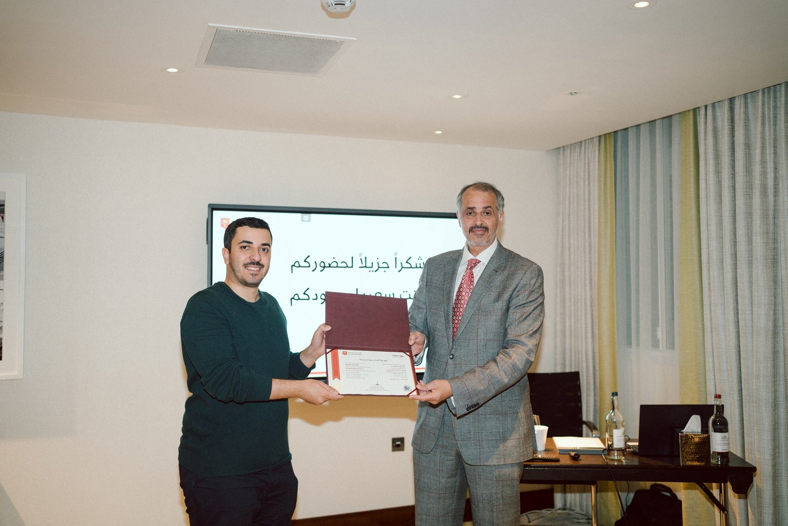 اختتمت الأكاديمية الدبلوماسية برنامجها التدريبي المتخصص بعنوان "مهارات المتحدث الرسمي"، والذي استمر لمدة ثلاثة أيام خلال الفترة من 18 إلى 20 أكتوبر 2025 في مدينة لندن. اختتمت الأكاديمية الدبلوماسية برنامجها التدريبي المتخصص بعنوان "مهارات المتحدث الرسمي"، والذي استمر لمدة ثلاثة أيام خلال الفترة من 18 إلى 20 أكتوبر 2025 في مدينة لندن.