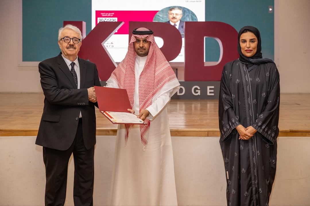 اختتمت الأكاديمية الدبلوماسية بالتعاون مع مركز كتارا للدبلوماسية العامة فعاليات البرنامج التدريبي "تسوية النزاعات وبناء السلام"، الذي قدمه سعادة الدكتور ناجي صبري الحديثي، وزير الخارجية العراقي الأسبق، واستمر لمدة ثلاثة أيام خلال الفترة من 2 إلى 4 نوفمبر 2025.